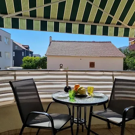 Comfortable With The Balcony Near Center *