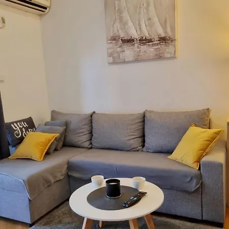 Apartment Comfortable With The Balcony Near Center
