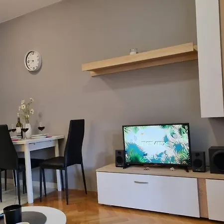 Comfortable With The Balcony Near Center Apartment *